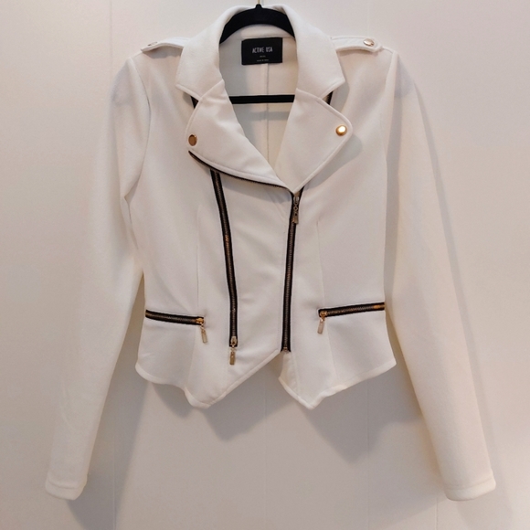 •°White Jacket with black details & gold hardware°• - Picture 1 of 6